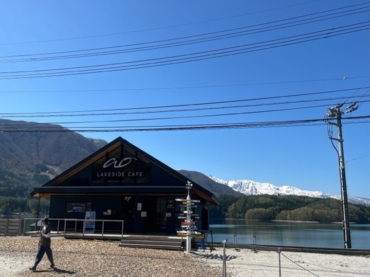 ao LAKESIDE CAFE