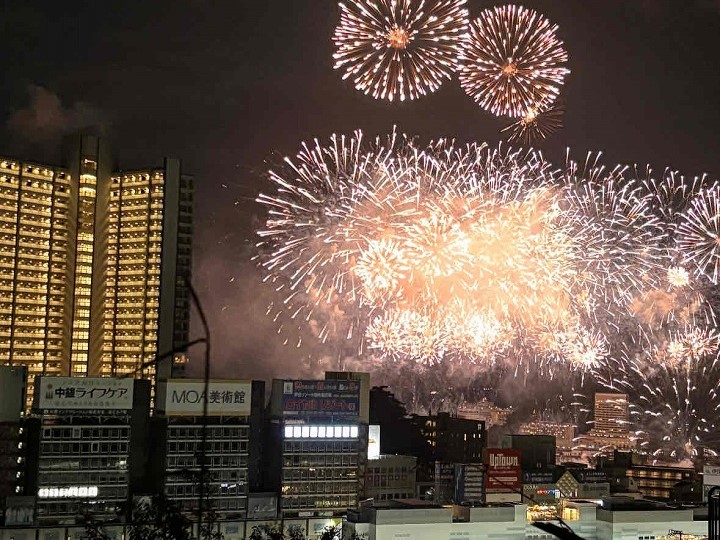 ホテル前のベンチからの花火