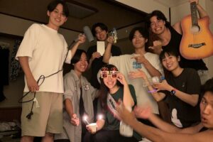 僕たちの寮部屋で友人の誕生日を祝った写真