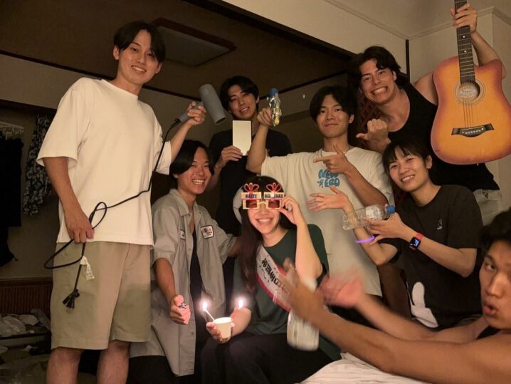 僕たちの寮部屋で友人の誕生日を祝った写真