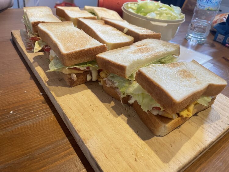 寮で先輩が作ってくれた美味しいサンドウィッチ(寮)