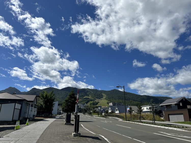 寮付近の道山とスキー場がすぐ近くに見え、迫力満点です。