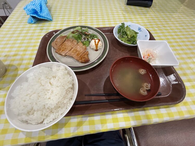 従業員食堂での食事(一例)