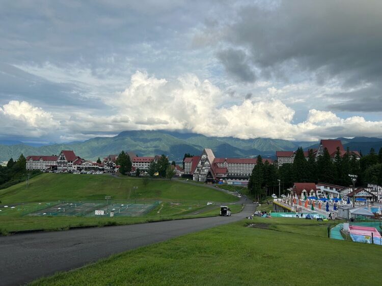 美しい山々を背景にするホテル