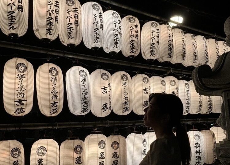 誕生寺、三日月シーパークホテルのちょうちん