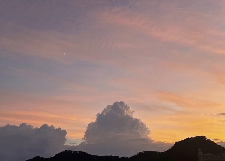 退勤後、外食に行く途中に見た夕方の空