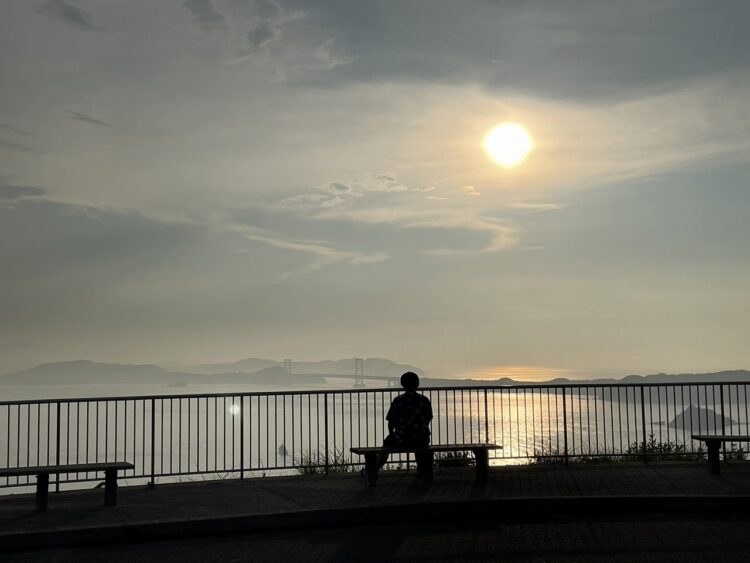 中抜け中の勤務地から徒歩数分の若人の広場の景色