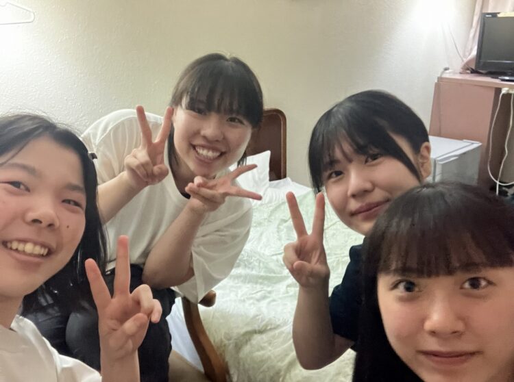 寮のなかで女子派遣友達と一緒に遊んでいたときに撮った写真