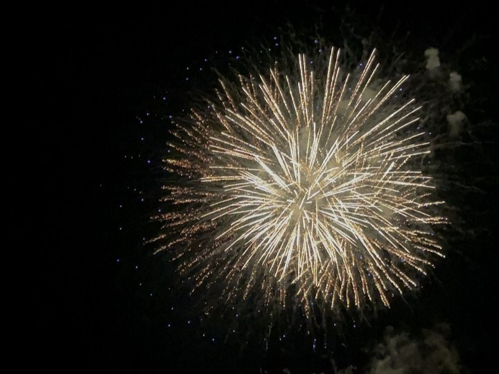 お盆の時に開催される花火大会がホテルの目の前で見れた写真