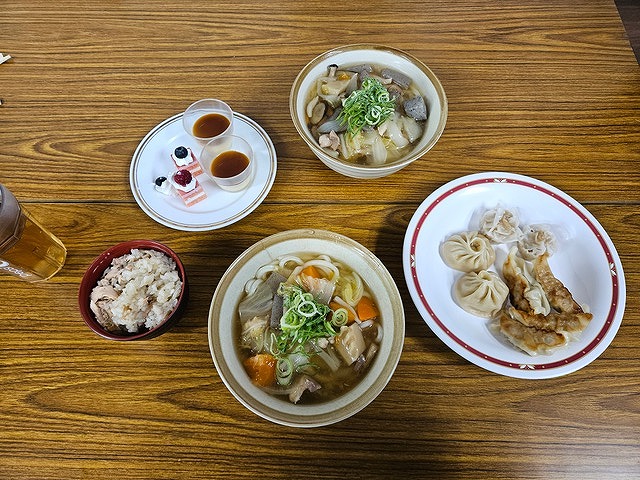 昼ごはんのうどんとシャケの炊き込みご飯