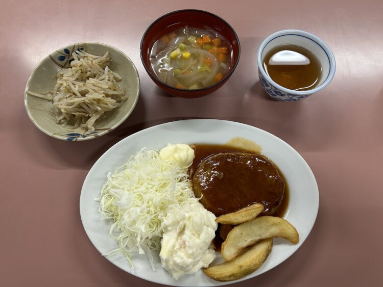 寮の夕食