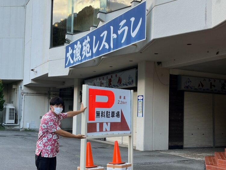 繁忙期は駐車場の案内、交通整理もフロント業務の一つです！