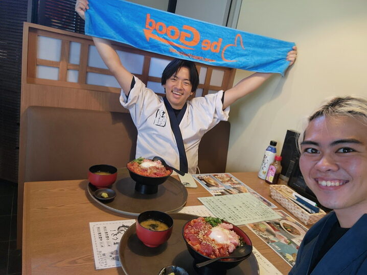 勤務先で友達と賄いを食べているところ