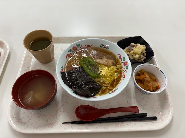 従業員食堂のラーメン