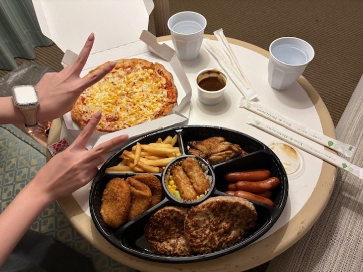 部屋でパーティー