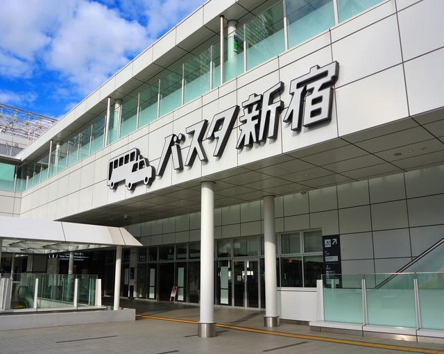 新宿駅が徒歩圏内。しかも客室で住み込み。